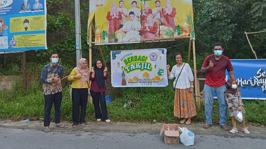 Apoteker Buton Utara (Butur) yang tergabung dalam Pengurus Cabang Ikatan Apoteker Indonesia (PC IAI) Butur menunjukkan kepedulian sosialnya di bulan Ramadhan 1445 H dengan mengadakan kegiatan berbagi takjil di pertigaan RSUD Butur, Jumat (5/4/2024). Foto/ist