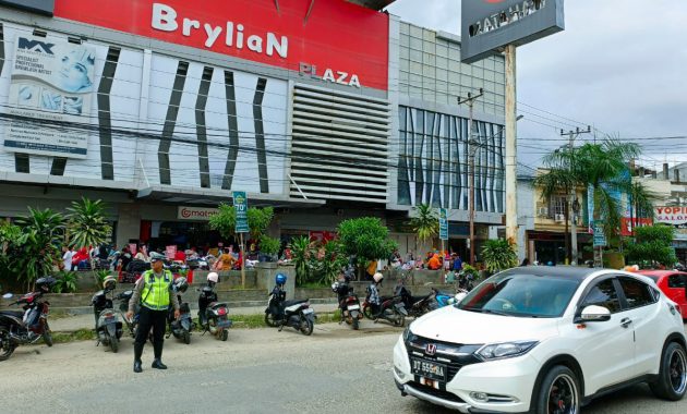 Personel Satuan Patroli Jalan Raya Direktorat Lalu Lintas Polda Sulawesi Tenggara melakukan patroli mobile di Brylian Plaza, Jalan Sao-sao, Kota Kendari, Sabtu (6/4/2024). Patroli ini bertujuan untuk memastikan kelancaran lalu lintas dan keamanan angkutan mudik lebaran. Foto/ist