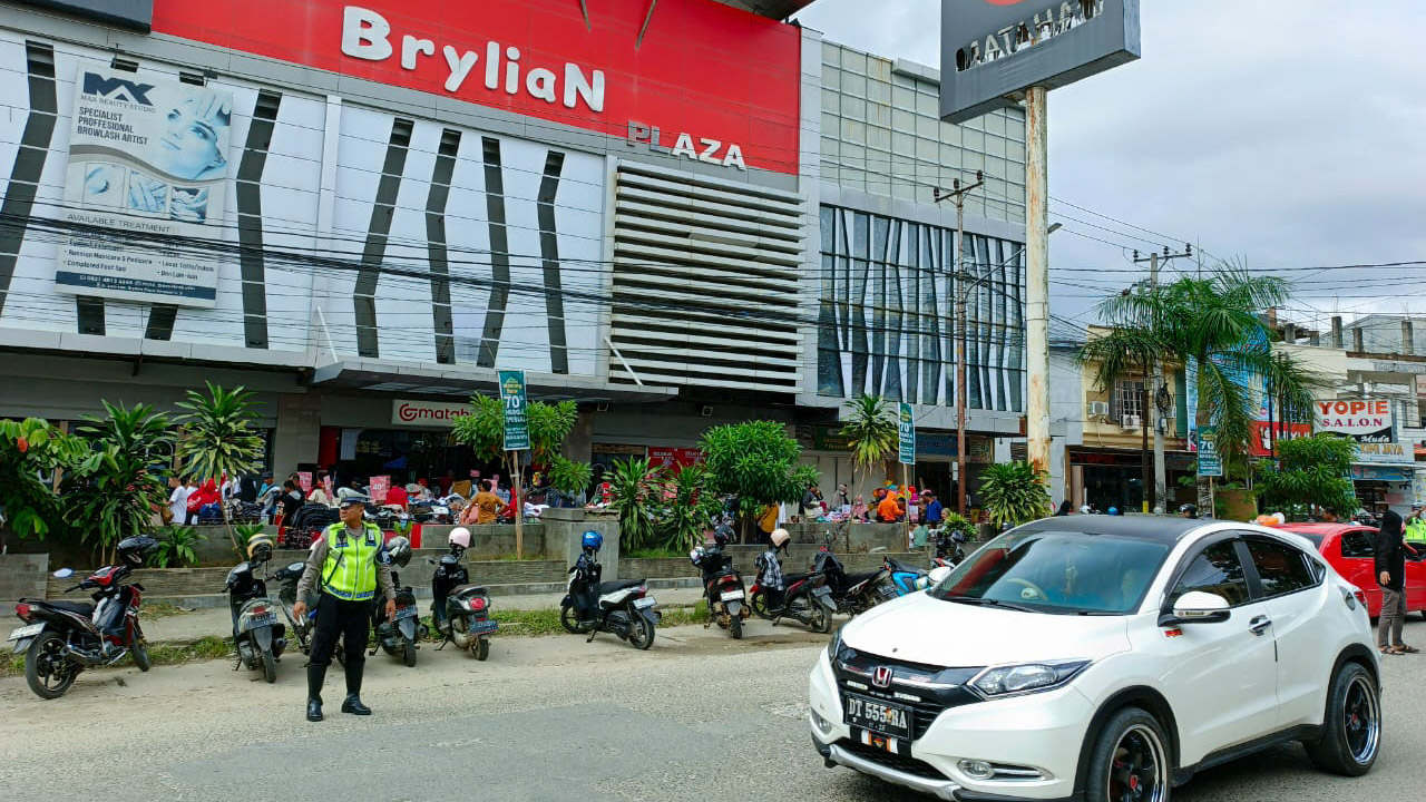 Personel Satuan Patroli Jalan Raya Direktorat Lalu Lintas Polda Sulawesi Tenggara melakukan patroli mobile di Brylian Plaza, Jalan Sao-sao, Kota Kendari, Sabtu (6/4/2024). Patroli ini bertujuan untuk memastikan kelancaran lalu lintas dan keamanan angkutan mudik lebaran. Foto/ist