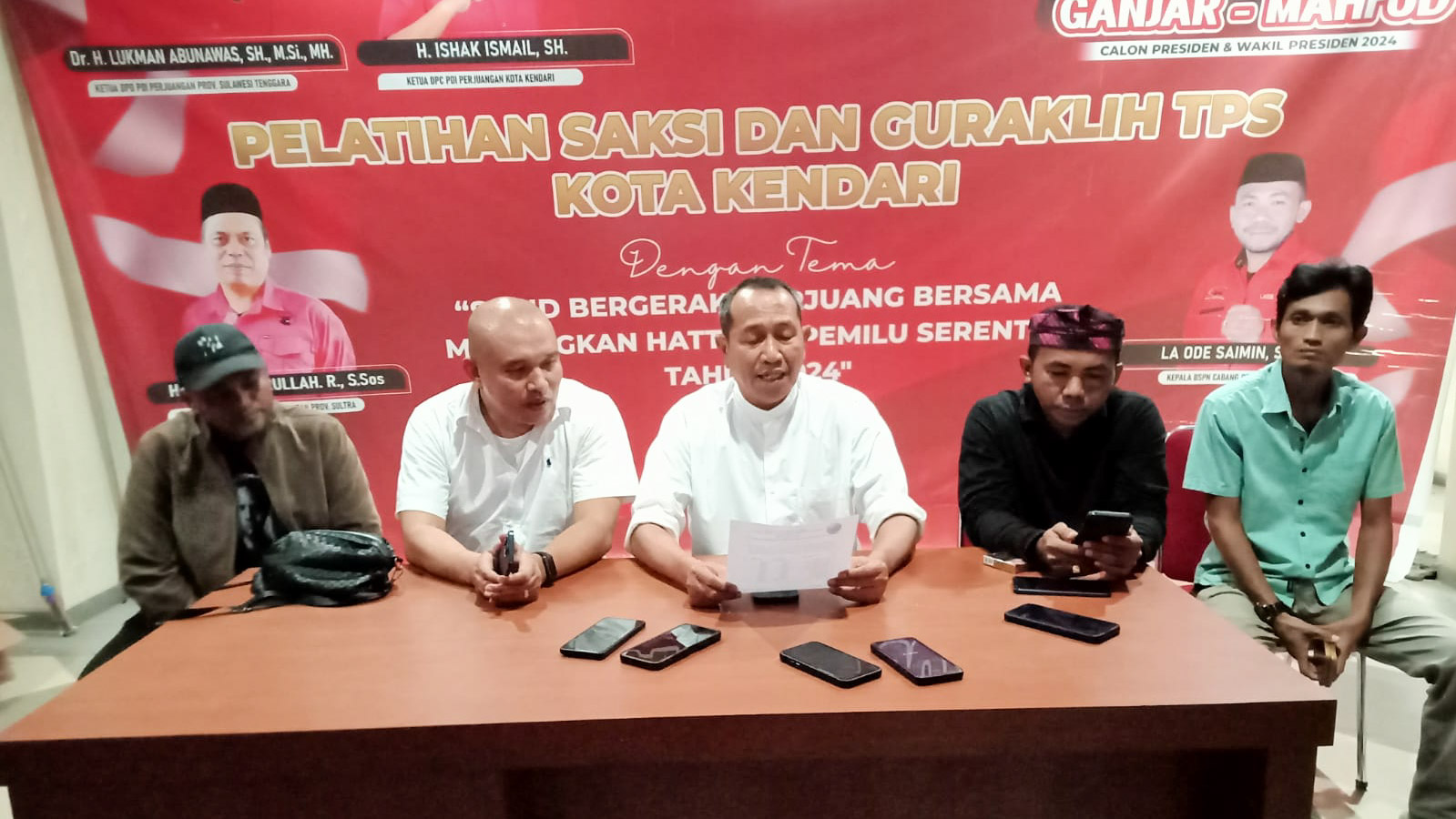 Ketua Dewan Pimpinan Cabang (DPC) PDIP Kota Kendari, Ishak Ismail (tengah) saat memberikan keterangan di hadapan awak media terkait 10 nama calon Wali Kota Kendari dari hasil penjaringan yang dilakukan DPC PDIP Kota Kendari di Kendari, Jumat (26/4/2024). Foto/R. Hafid/bentaratimur.id