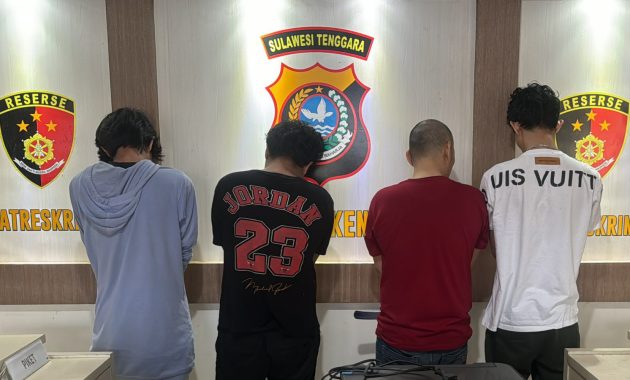 Empat orang pengendar uang palsu modus transfer BRILink saat diamankan di Polresta Kendari, Senin (29/4/2024). Foto/ist