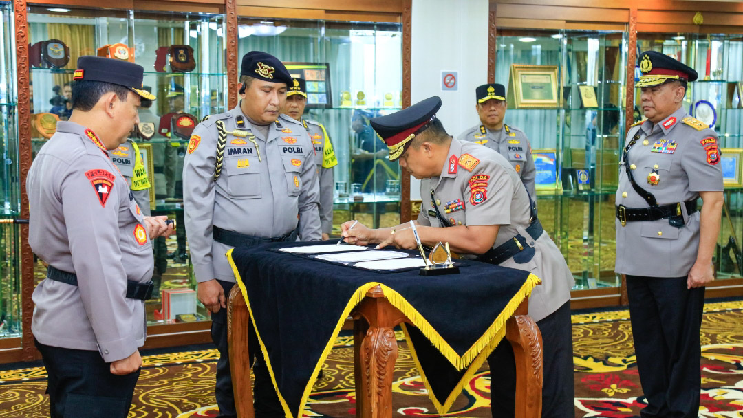 Brigjen Pol Dwi Irianto saat menandatangani surat serah terima jabatan menjadi Kapolda Sulawesi Tenggara (Sultra) yang disaksikan langsung oleh Kapolri Jenderal Pol Listyo Sigit Prabowo di Rupatama Mabes Polri, Senin (29/4/2024). Foto/dokumen Humas Polri