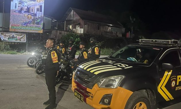 Tim Patroli Satuan Dit Samapta Polda Sulawesi Tenggara (Sultra) saat melakukan patroli di wilayah yang menjadi titik rawan kejahatan di Kota Kendari, Sabtu malam (13/4/2024). Foto/ist