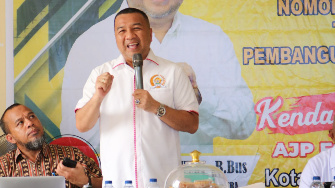 Ketua Fraksi Golkar DPRD Provinsi Sulawesi Tenggara (Sultra), Aksan Jaya Putra saat melaksanakan sosialisasi Peraturan Daerah Provinsi Sultra Nomor 8 Tahun 2020 tentang Pembangunan Kepemudaan di Kelurahan Rahandouna, Kecamatan Poasia, Kota Kendari, Rabu (8/4/2024). Foto/ist