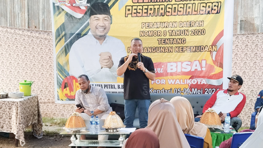 Ketua Fraksi Golkar DPRD Provinsi Sulawesi Tenggara (Sultra), Aksan Jaya Putra saat melaksanakan sosialisasi Peraturan Daerah Provinsi Sultra Nomor 8 Tahun 2020 tentang Pembangunan Kepemudaan di Kelurahan Kendari Caddi, Kecamatan Kendari, Kota Kendari, Rabu (8/4/2024). Foto/R. Hafid/bentaratimur.id