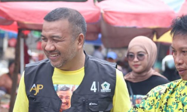 Aksan Jaya Putra didampingi LO-nya Nanang Supratman saat melakukan kunjungan di Pasar Basah Mandonga beberapa Waktu lalu. Foto/ist