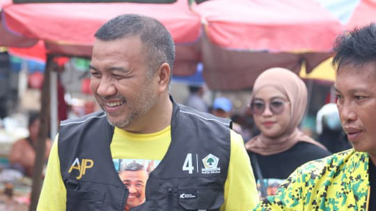 Aksan Jaya Putra didampingi LO-nya Nanang Supratman saat melakukan kunjungan di Pasar Basah Mandonga beberapa Waktu lalu. Foto/ist