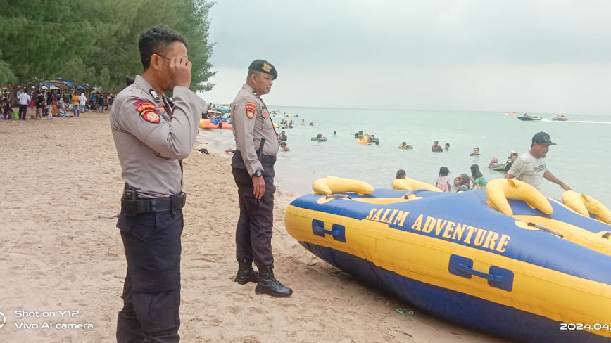Personel dari Direktorat Pengamanan Objek Vital (Dit Pamobvit) Polda Sulawesi Tenggara (Sultra), yang tergabung dalam Kasub Satgas Pamobvit Operasi Ketupat Anoa 2024, melaksanakan pengaturan, penjagaan, dan patroli di kawasan Pantai Toronipa, Kecamatan Soropia, Kabupaten Konawe, Jumat (12/4/2024). Foto/ist