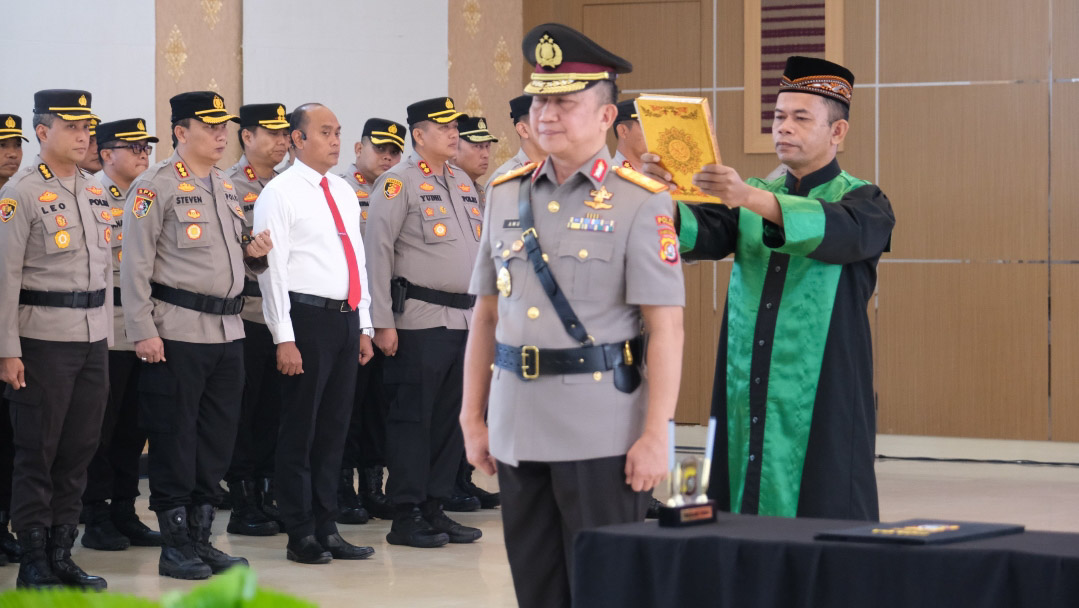 Brigjen Pol Amur Chandra Juli Buana saat mengucapkan sumpah pelantikan sebagai Wakil Kepala Kepolisian Polda (Wakapolda) Sulawesi Tenggara (Sultra) di Aula Dachara Mapolda Sultra, Minggu (12/5/2024). Foto/Bidhumas Polda Sultra