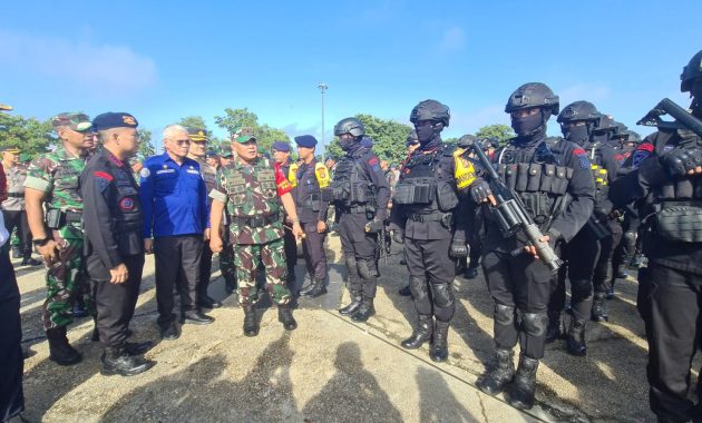 Suasana Apel Gelar Pasukan persiapan pengamanan kedatangan Presiden Joko Widodo (Jokowi) di Sulawesi Tenggara yang dipimpin Danrem 143/Haluoleo, Brigjen TNI Raden Wahyu Sugiarto di pelataran eks MTQ Kendari, Minggu (12/5/2024). Foto/Bidhumas Polda Sultra