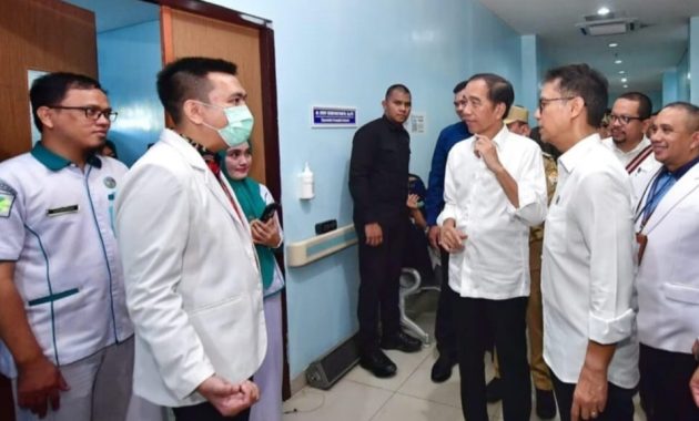 Presiden Joko Widodo (Jokowi) saat mengunjungi Badan Layanan Umum Daerah (BLUD) RSUD Konawe di Kabupaten Konawe, Sulawesi Tenggara (Sultra), Selasa (14/5/2024). Foto/ist