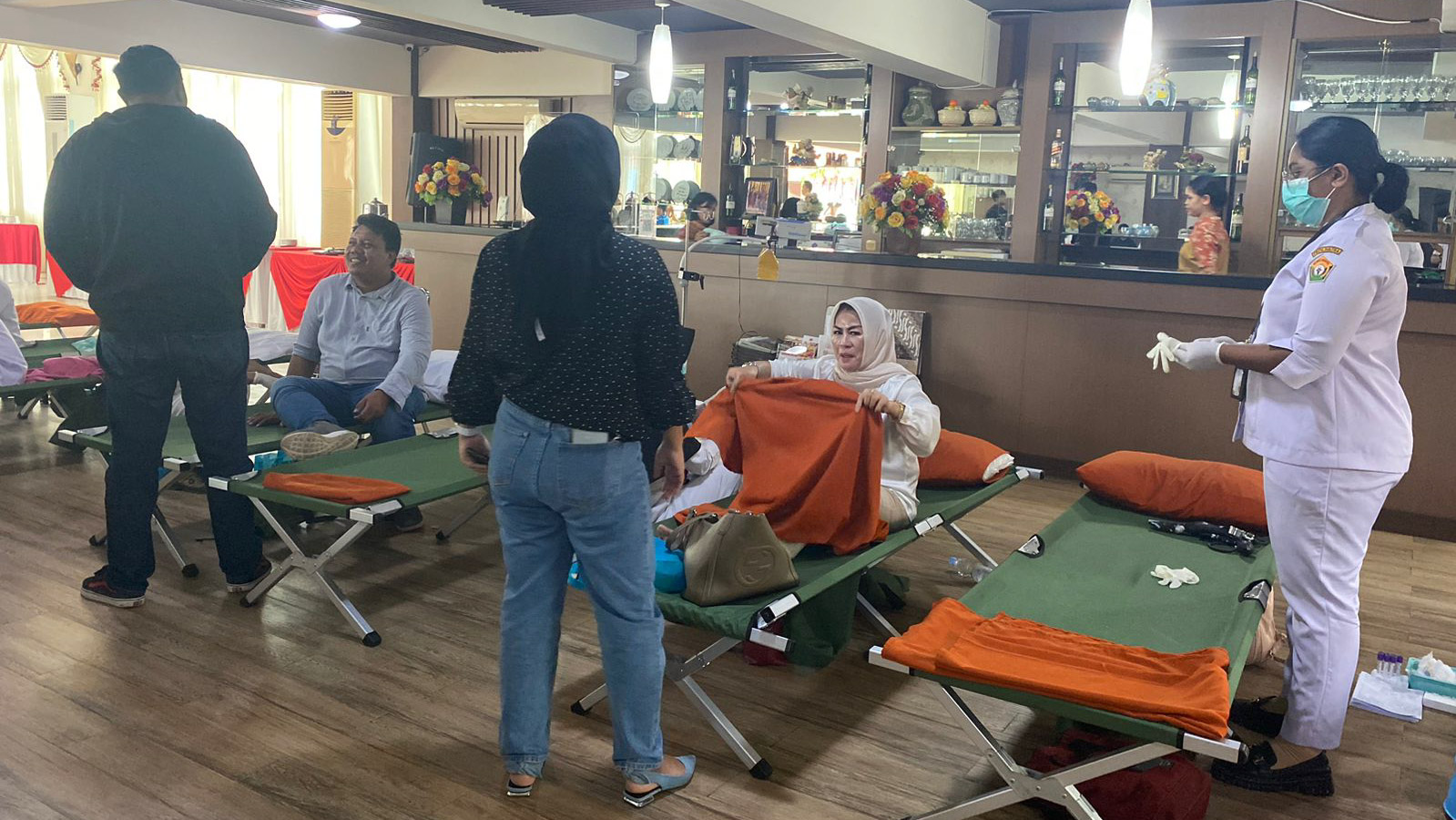 Suasana donor darah yang dilaksanakan panitia Perayaan Kenaikan Yesus Kristus Sulawesi Tenggara (Sultra), di salah satu restoran di Kota Kendari, Selasa (14/5/2024). Kegiatan ini dilakukan dalam rangka memperingati Hari Kenaikan Yesus Kristus. Foto/ist