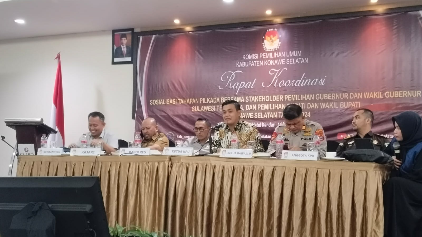 Komisi Pemlihan Umum (KPU) Kabupaten Konawe Selatan (Konsel) mensosialisasikan tahapan Pemilihan Kepala Daerah (Pilkada) 2024 dengan menggandeng sejumlah stakeholder terkait baik dari jajaran pemerintah, TNI, Polri, Bawaslu, partai politik, masyarakat, dan media di salah satu hotel di Kota Kendari, Selasa (14/5/2024). Foto/R. Hafid/bentaratimur.id