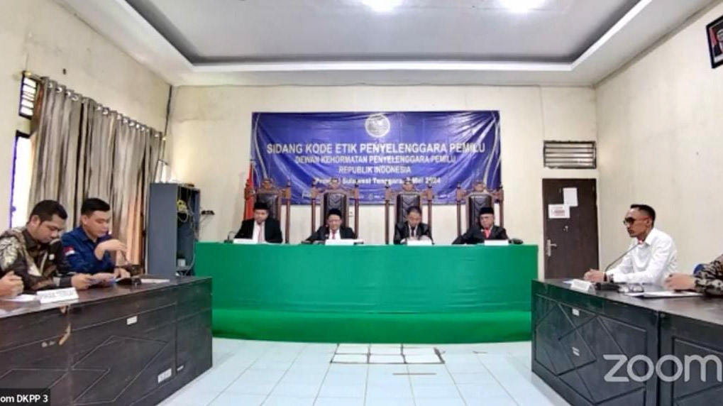 Dewan Kehormatan Penyelenggara Pemilu (DKPP) saat menggelar sidang pemeriksaan dugaan pelanggaran Kode Etik Penyelenggara Pemilu (KEPP) perkara Nomor 45-PKE-DKPP/III/2024 Teradu Ketua KPU Kabupaten Konawe Selatan (Konsel), Muh. Yunan dan Kasubbag Perencanaan Data dan Informasi Sekretariat KPU Kabupaten Konsel, Han Daming, di Kantor Bawaslu Provinsi Sulawesi Tenggara, Selasa (7/5/2024). Foto/tangkapan layar video live siding DKPP
