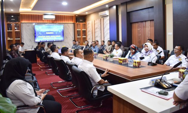 18 calon kapolsek mengikuti assessment center yang digelar Biro SDM Polda Sulawesi Tenggara (Sultra), Senin hingga Selasa 6-7 Mei 2024, di ruang assessment center Biro SDM Polda Sultra. Foto/Bidhumas Polda Sultra