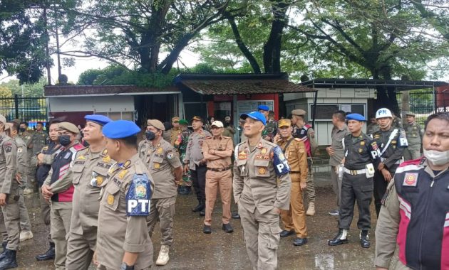 Satpol PP Kota Kendari di backup TNI-Polri saat melakukan penertiban lapak UMKM di pelataran Tugu Eks MTQ Kendari, Senin (6/5/2024). Foto/ist