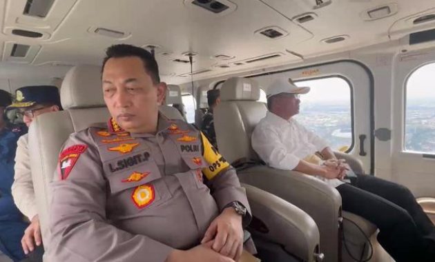 Kapolri Jenderal Listyo Sigit Prabowo bersama dengan Menko PMK Muhadjir Effendy, Menteri Perhubungan Budi Karya Sumadi dan Panglima TNI Jenderal Agus Subiyanto, melakukan patroli udara menggunakan helikopter, di jalur tol untuk mengecek kondisi terkini arus balik Hari Raya Idulfitri 2024, Senin (15/4/2024). Foto/ist