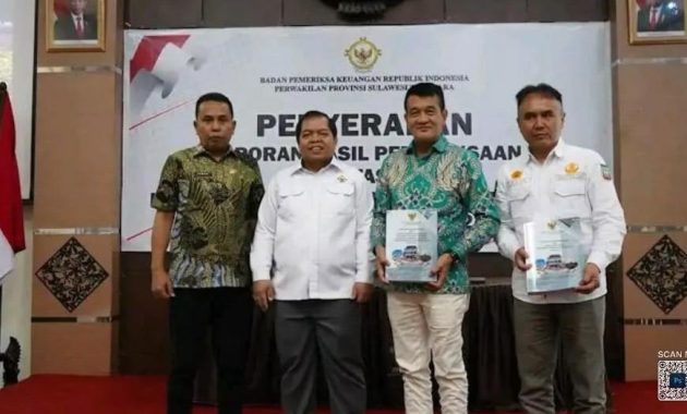 Wakil Bupati Konawe Utara, Abuhaera (kedua dari kanan) saat menerima penyerahan dokumen WTP dari BPK RI Perwakilan Sulawesi Tenggara di Kendari, Rabu (22/5/2024). Foto/ist