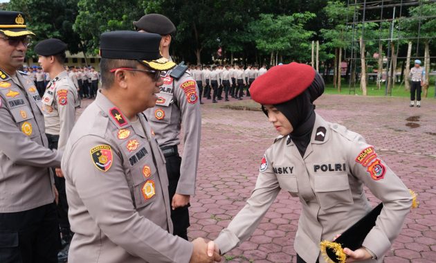 Wakapolda Sulawesi Tenggara (Sultra), Brigjen Pol Dwi Irianto memberikan penghargaan kepada 42 polisi berprestasi di jajaran polres/polresta se-Polda Sultra, Selasa (23/4/2024). Foto/dokumen Bidhumas Polda Sultra