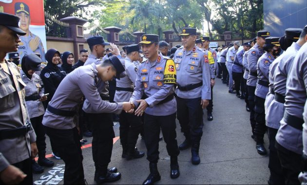 Kepala Divisi (Kadiv) Hubungan Masyarakat (Humas) Polri, Irjen Pol Sandi Nugroho memimpin apel Divhumas Polri pagi ini, Selasa (16/4/2024). Apel ini sekaligus momen halalbihalal jajaran Humas Polri usai pelaksanaan Lebaran 2024. Foto/dokumen Humas Polri