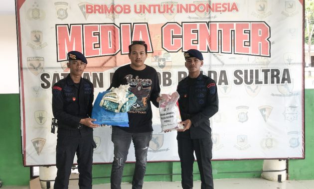 Satuan Brigade Mobil (Brimob) Polda Sulawesi Tenggara (Sultra) menggelar kegiatan sosial dengan membagikan paket sembako kepada para jurnalis di Kota Kendari. Kegiatan ini berlangsung di Markas Komando Brimob Polda Sultra, Jumat (24/5/2024). Foto/ist