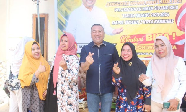 Anggota DPRD Provinsi Sulawesi Tenggara (Sultra), Aksan Jaya Putra (AJP) berfoto bersama emak-emak Kelurahan Lalolara, Kecamatan Kambu, Kota Kendari usai melaksanakan reses masa sidang II tahun 2023-2024 di tempat itu, Minggu (26/5/2024). Foto/R. Hafid/bentaratimur.id
