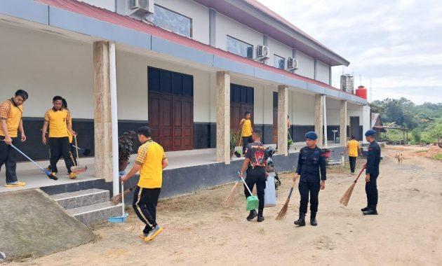 Personel Polda Sulawesi Tenggara (Sultra) menggelar kegiatan bakti sosial (baksos) dan pemberian bantuan sosial (bansos) di sejumlah tempat ibadah di Kota Kendari, dalam rangka memperingati Hari Bhayangkara ke-78, Jumat (21/6/2024). Foto/Bidhumas Polda Sultra