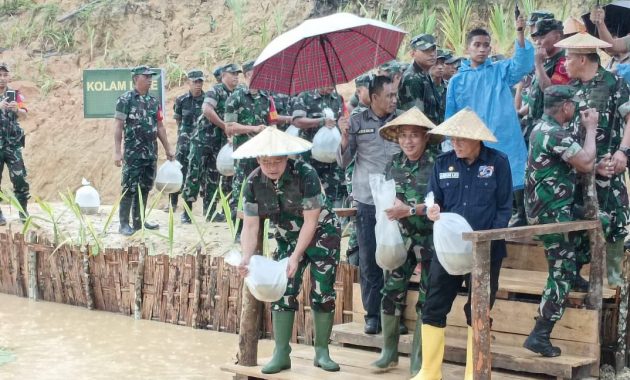 KSAD Jenderal TNI Maruli Simanjuntak (pertama dari kiri) didampingi Pangdam XIV/Hasanuddin dan Sekretaris Daerah Provinsi Sulawesi Tenggara, Asrun Lio melepaskan bibit ikan ke kolam budidaya Korem 143/HO di Nanga-Nanga, Kecamatan Baruga, Sabtu (4/5/2024). Foto/ist