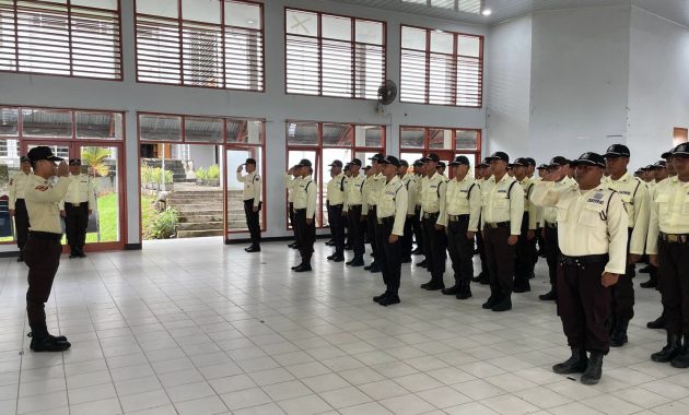 Puluhan satuan pengamanan (Satpam) di Kota Kendari, Sulawesi Tenggara (Sultra) resmi mendapatkan sertifikasi usai menjalani pendidikan dan pelatihan (Diklat) yang digelar Ditbinmas Polda Sultra di Aula Garuda BPMP Sultra, Rabu (28/5/2024). Foto/dokumen Bidhumas Polda Sultra