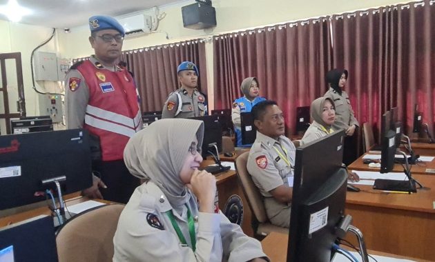Sebanyak 12 Pegawai Negeri Sipil (PNS) Polda Sulawesi Tenggara (Sultra) mengikuti tes operasional komputer dengan metode computer assisted test (CAT) dalam rangka ujian kenaikan pangkat dan penyesuaian ijazah, di Kantor Badan Kepegawaian Negara (BKN) Kota Kendari, Kamis (13/6/2024). Foto/dokumen Bidhumas Polda Sultra