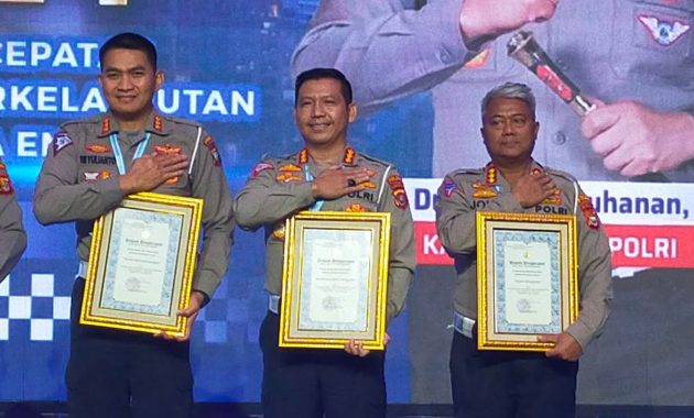 Direktur Lalu Lintas (Dirlantas) Polda Sulawesi Tenggara (Sultra), Kombes Pol Zainal Rio Chandra Tangkari menerima penghargaan dari Kepala Korps Lalu Lintas Polri dalam upaya dan pencapaian realisasi PNBP tahun 2023 dalam Rapat Kerja Nasional Fungsi Lantas tahun 2024 yang dilaksanakan tanggal 12 - 14 Juni 2024 di Yogyakarta. Foto/ist