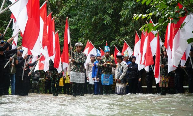 Personel Polda Sulawesi Tenggara saat mengambil air di Sungai Laku-Laku Kebun Raya Kendari, Kelurahan Andonohu, Kecamatan Poasia, Kota Kendari, untuk digunakan pada upacara tradisi pengambilan air suci di Lapangan Polda Sultra, Jumat (7/6/2024). Foto/Bidhumas Polda Sultra