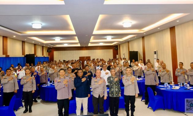 Foto bersama usai pembukaan Rakernis Operasi Mantap Praja Anoa 2024 dan Rakernis perencanaan dan anggaran Polda Sultra 2024 di salah satu hotel di Kota Kendari, Kamis (25/7/2024). Foto/Bidhumas Polda Sultra