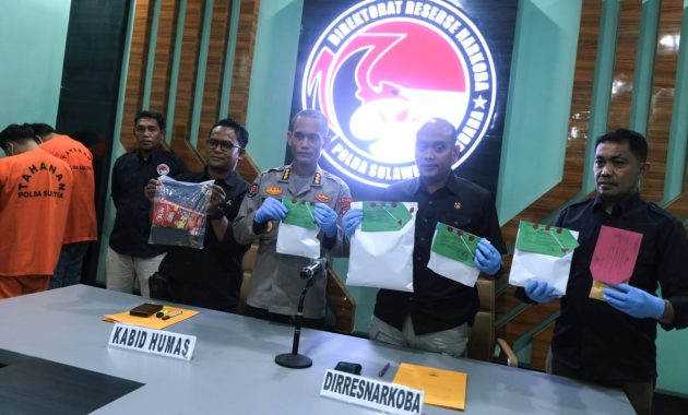 Direktur Reserse Narkoba Polda Sultra, AKBP Ardiyanto Tedjo Baskoro (kedua dari kanan) didampingi Kabid Humas Polda Sultra, Kombes Pol Iis Kristian saat menunjukkan barang bukti narkotika jenis sabu seberat 1,3 kg dalam konferensi pers di Aula Ditresnarkoba Polda Sultra, Selasa (11/6/2024). Foto/Bidhumas Polda Sultra