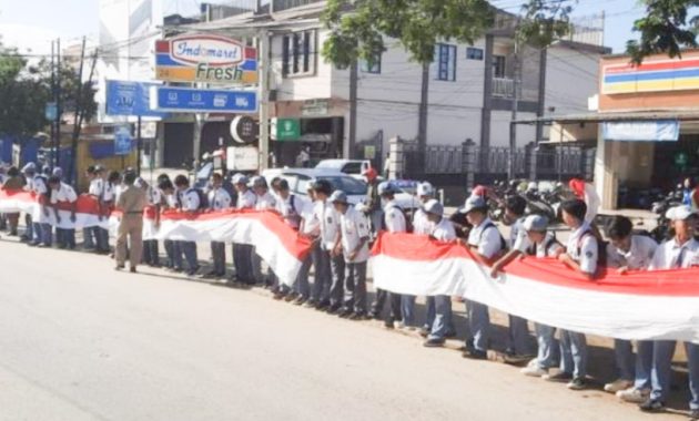 Ribuan pelajar Sekolah Menangah Atas (SMA) dan Sekolah Menengah Kejuruan (SMK) berjejer di sepanjang jalan protokol untuk menyambut dan mengiringi kunjungan kerja Presiden Joko Widodo (Jokowi) di Kota Kendari, Sulawesi Tenggara (Sultra), Senin (13/5/2024). Foto/ist