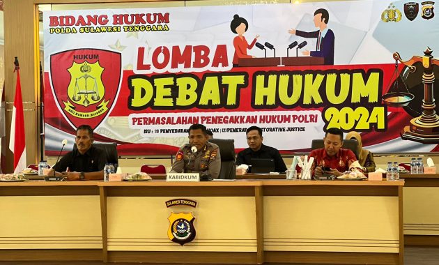 Kabid Hukum Polda Sultra, Kombes Pol La Ode Proyek Widu saat membuka lomba debat hukum dalam rangka menyambut Hari Bhayangkara ke-78 di Aula Dachara Polda Sultra, Kamis (6/6/2024). Foto/Bidhumas Polda Sultra