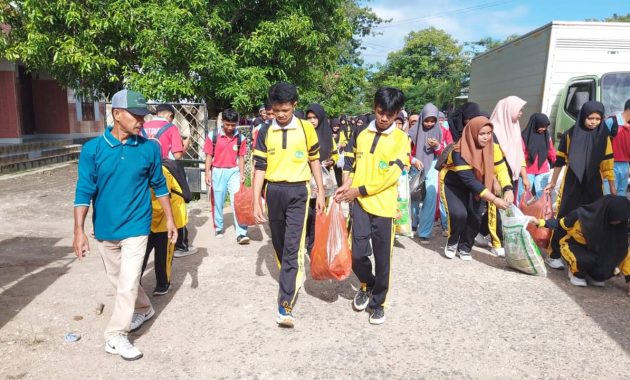 Siswa SMA di Kota Baubau saat membersihkan sampah di sekitaran sekolah mereka, Sabtu (11/5/2024). Foto/ist