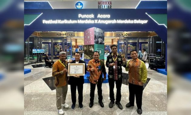 Penjabat Gubernur Sulawesi Tenggara (Sultra), Andap Budhi Revianto (tengah) didampingi Kepala Dinas Pendidikan dan Kebudayaan Sultra, Yusmin (kedua dari kanan), Kepala SMAN 1 Kendari, Ruslan dan Kepala SMAN 4 Kendari, Liyu, saat menerima penghargaan Anugerah Merdeka Belajar tahun 2024 dari Kementerian Pendidikan, Kebudayaan, Riset, dan Teknologi pada acara malam puncak Anugerah Merdeka Belajar di Plenary Hall Jakarta Convention Center (JCC) Jakarta, Jumat malam (5/7/2024). Foto/ist