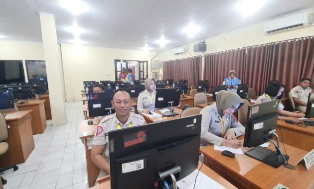 Sebanyak 12 pegawai negeri sipil (PNS) Polda Sulawesi Tenggara (Sultra) mengikuti ujian dinas kenaikan pangkat (UDKP) dan ujian dinas penyesuaian ijazah (UDPI) tahun anggaran 2024 yang diselenggarakan di Kantor UPT BKN Kendari, Kamis (6/6/2024). Foto/Bidhumas Polda Sultra