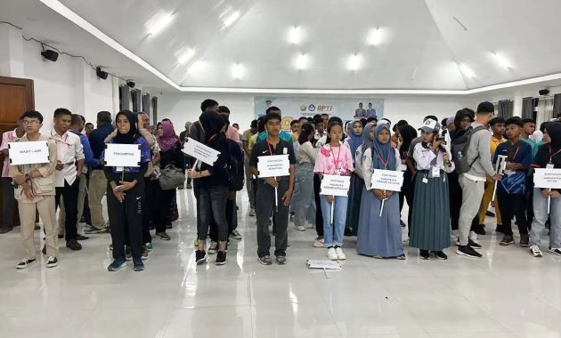 Perwakilan siswa SMA dan SMK dari kabupaten/kota di Sulawesi Tenggara (Sultra) saat mengikuti Olimpiade Olahraga Siswa Nasional (O2SN) tingkat provinsi. Ajang O2SN ini diselenggarakan selama empat hari dari tanggal 13-16 Juni 2024 di Kota Kendari. Foto/ist