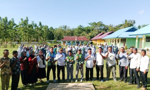 Dua siswa Sekolah Menengah Atas Negeri (SMAN) 1 Lawa, Kabupaten Muna Barat (Mubar), Wawan dan La Ode Muhamad Galang Ramsey, disambut guru dan siswa lainnya usai berhasil meraih juara 1 pada ajang Olimpiade Olahraga Siswa Nasional (O2SN) tingkat Provinsi Sulawesi Tenggara, yang diselenggarakan di Kota Kendari, dari tanggal 13-16 Juni 2024. Foto/ist