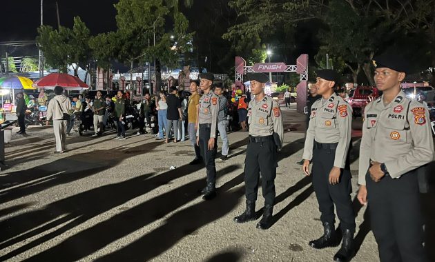 Personel operasi cipta kondisi Polda Sulawesi Tenggara (Sultra) melakukan patroli pengamanan jelang pemilihan kepala daerah (Pilkada) serentak 2024 di pelataran Eks MTQ Kendari pada Senin malam (15/7/2024). Foto/ist