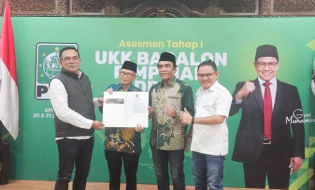 Pasangan calon gubernur dan calon Wakil Gubernur Sulawesi Tenggara (Sultra), Lukman Abunawas-La Ode Ida didampingi Ketua Dewan Pimpinan Wilayah (DPW) PKB Sultra, Jaelani (pertama dari kanan) menerima surat tugas tahap 1 untuk maju pemilihan Gubernur Sultra 2024, dari DPP PKB di Jakarta, Sabtu (20/7/2024). Foto/ist