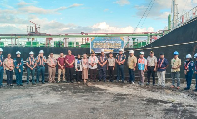 KSOP Kelas II Kendari secara perdana melakukan uji coba single billing untuk kapal asing pengangkut aspal dari Malaysia yang sandar di salah satu terminal khusus di Kota Kendari, Kamis (25/7/2024). Foto/R. Hafid/bentaratimur.id