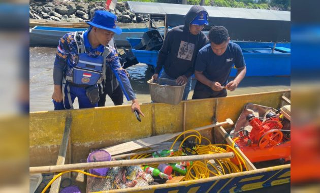 Tim patroli Ditpolairud Polda Sulawesi Tenggara saat mengamankan kapal tanpa awak yang berisi bom ikan di perairan Pulau Mangata, Kecamatan Masaloka Raya, Kabupaten Bombana, Selasa (11/6/2024). Foto/ist