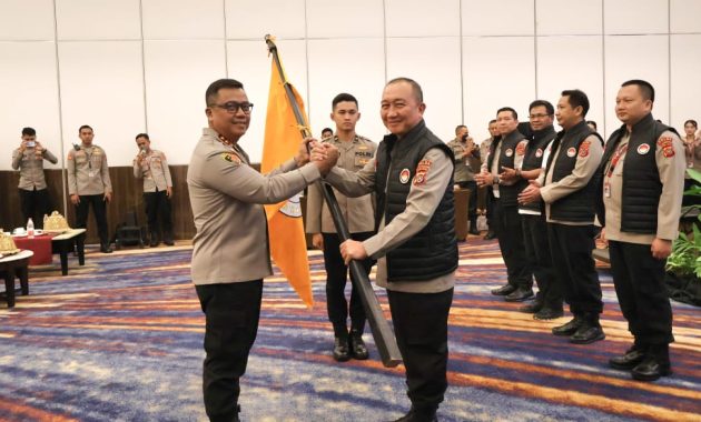 Kapolda Sulawesi Tenggara (Sultra), Irjen Pol Dwi Irianto, secara resmi mengukuhkan pengurus Komite Olahraga Polri di lingkungan Polda Sultra, Rabu (7/8/2024). Foto/Bidhumas Polda Sultra