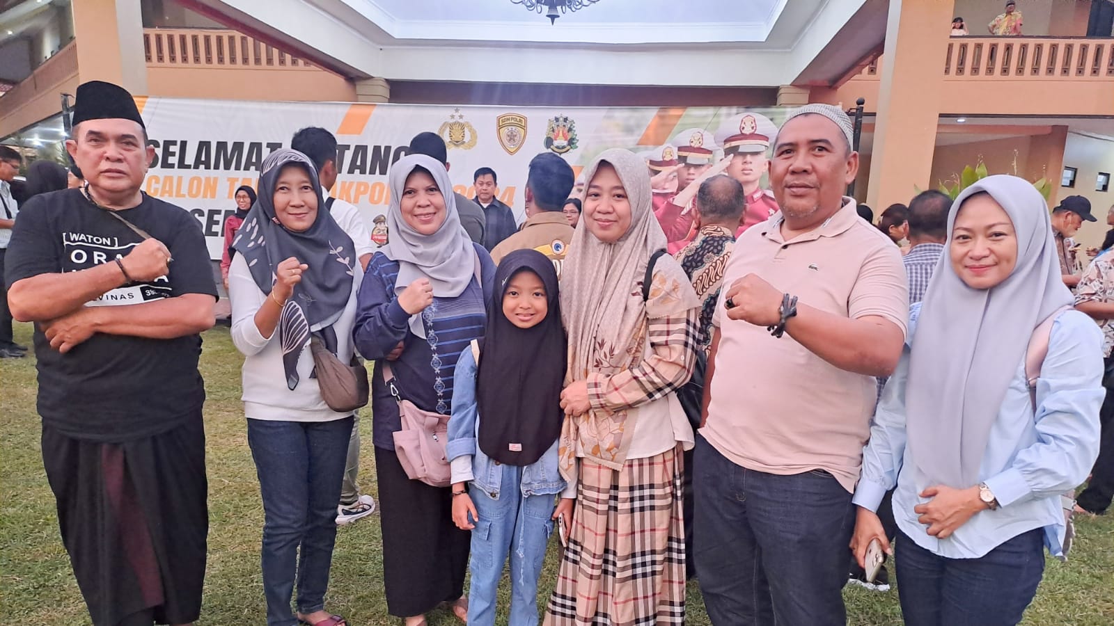 Keluarga Rifda Indriyani Basir, calon taruni Akpol yang lolos seleksi tingkat pusat tampak Bahagia usai pengumuman penetapan hasil kelulusan akhir seleksi tingkat panpus RIM catar Akpol tahun anggaran 2024 di Gedung Serbaguna Akpol, Minggu (28/7/2024). Foto/Humas Polri
