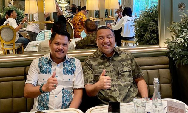 Ketua Umum Dewan Pimpinan Pusat (DPP) Logis 08, Anshar Ilo saat berbincang bersama bakal calon Wali Kota Kendari, Aksan Jaya Putra (AJP) di Plaza Senayan, Jakarta, Kamis (1/8/2024). Foto/ist