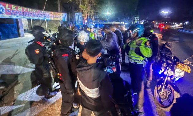Personel gabungan Polda Sulawesi Tenggara (Sultra) dan Kepolisian Resor Kota (Polresta) Kendari melaksanakan patroli cipta kondisi (cipkon) skala besar di wilayah Kota Kendari pada Sabtu malam (3/8/2024). Foto/Bidhumas Polda Sultra