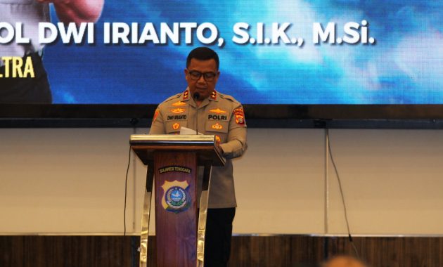 Kapolda Sulawesi Tenggara (Sultra), Irjen Pol Dwi Irianto saat membuka rapat kerja teknis (rakernis) Biro SDM di salah satu hotel di Kota Kendari, Rabu (7/8/2024). Foto/Bidhumas Polda Sultra